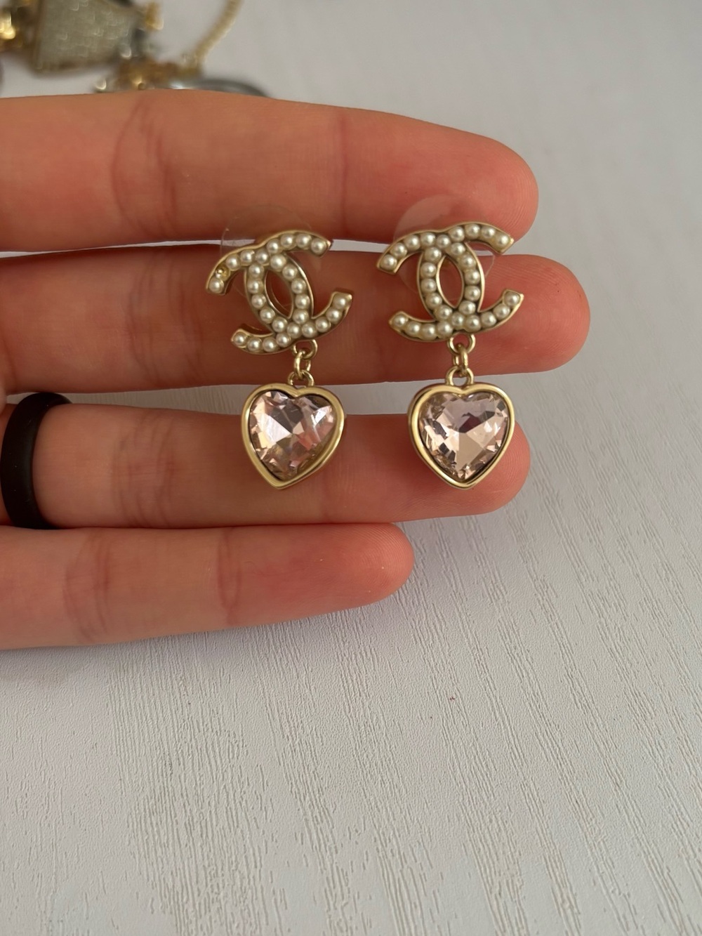 Y2K pink heart charm pearl dangly earrings